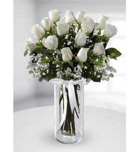 cam vazoda 25 tane beyaz gül