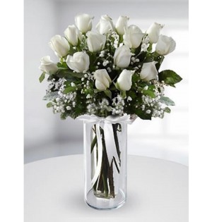 cam vazoda 25 tane beyaz gül