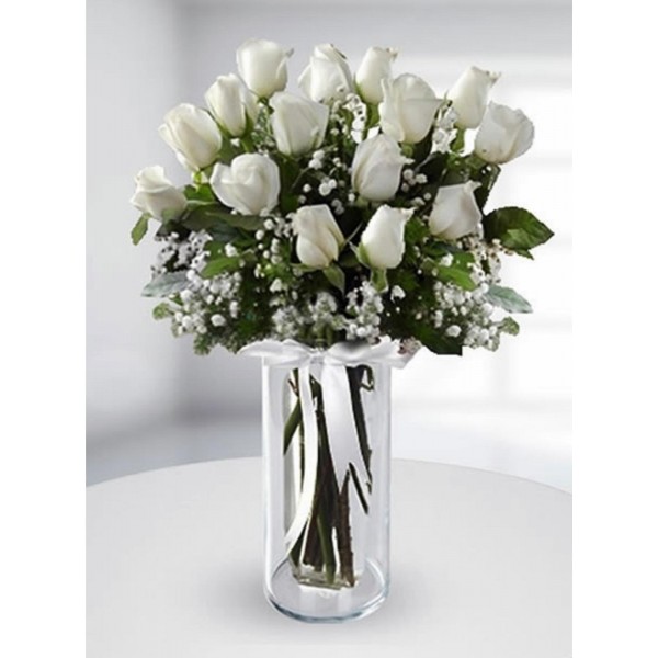 cam vazoda 25 tane beyaz gül